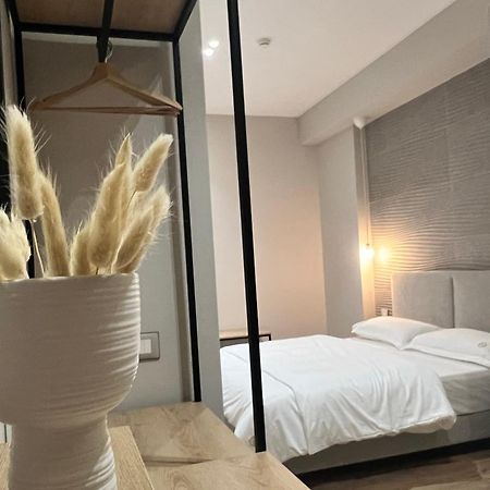 Enzo Rooms & Apartment Blloku Tirana Extérieur photo