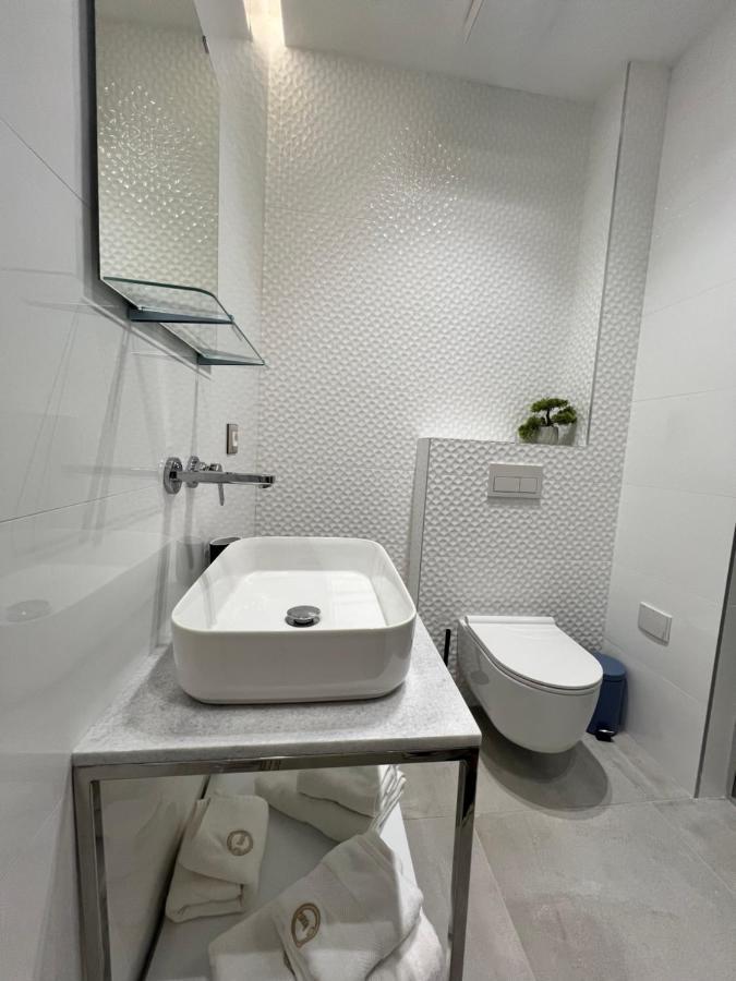 Enzo Rooms & Apartment Blloku Tirana Extérieur photo