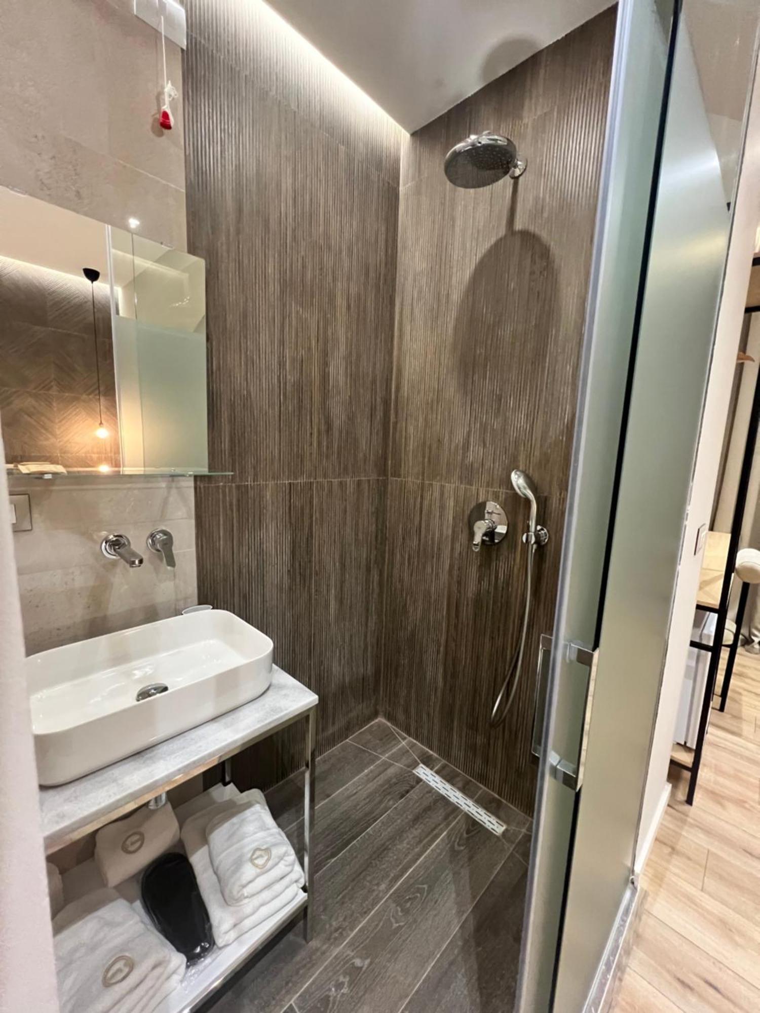 Enzo Rooms & Apartment Blloku Tirana Extérieur photo