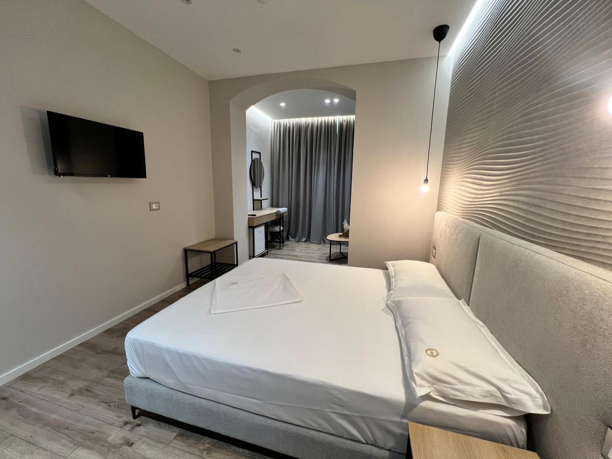 Enzo Rooms & Apartment Blloku Tirana Extérieur photo