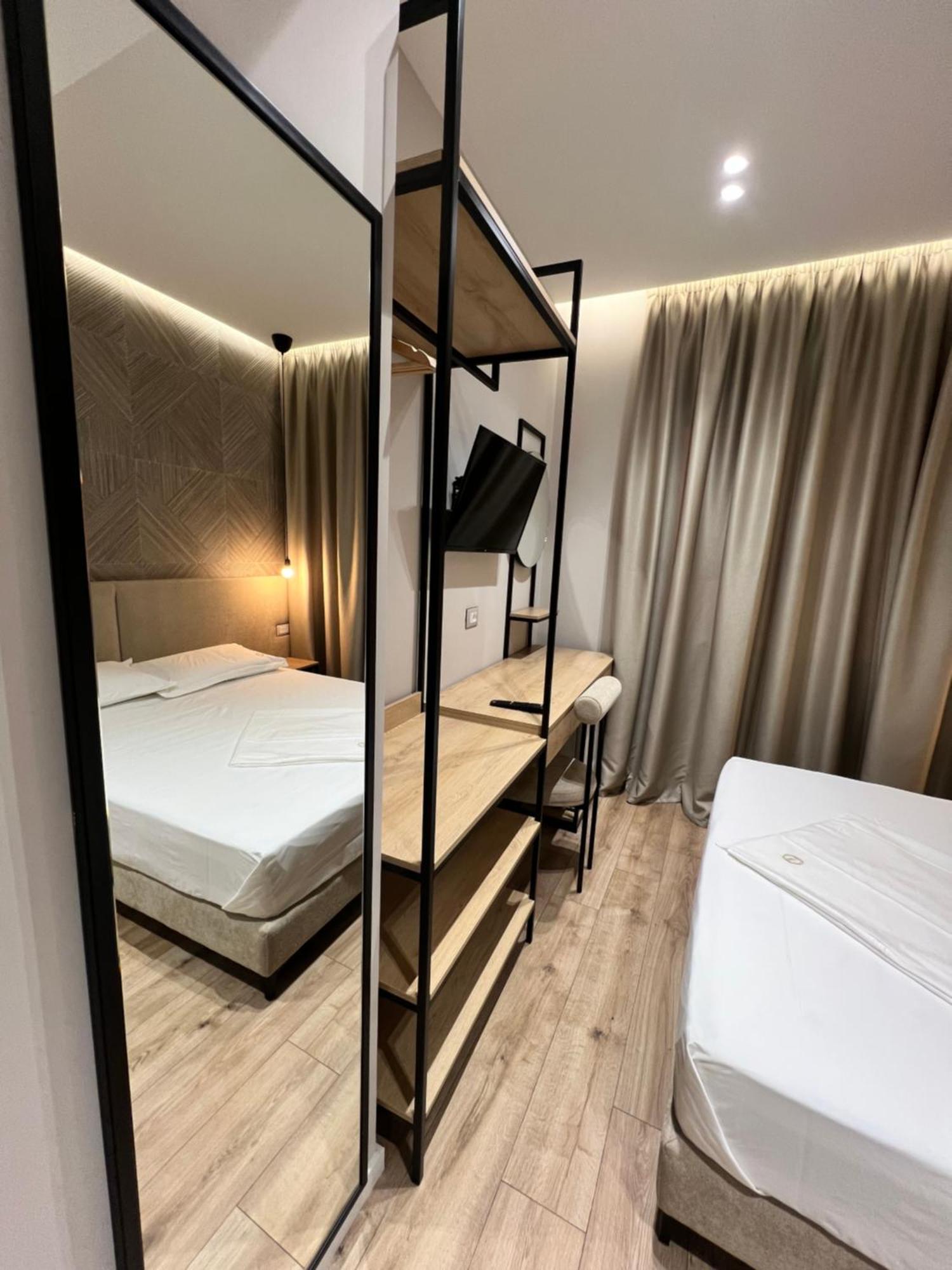 Enzo Rooms & Apartment Blloku Tirana Extérieur photo